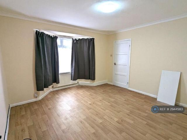 6 bedroom end of terrace house to rent
