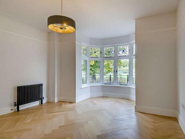 6 bedroom end of terrace house to rent