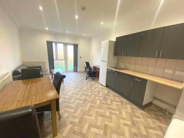 6 bedroom end of terrace house to rent