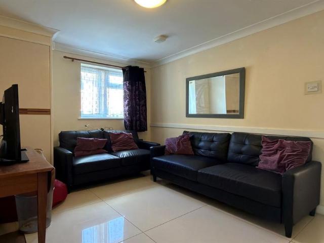6 bedroom end of terrace house to rent