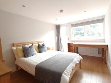 6 bedroom end of terrace house to rent