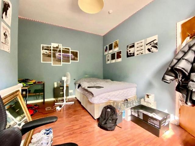 6 bedroom end of terrace house to rent