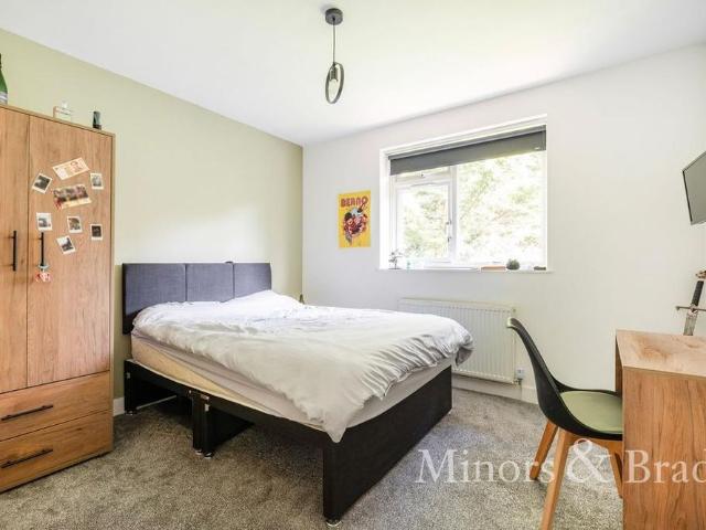 6 bedroom end of terrace house to rent