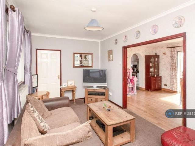 6 bedroom end of terrace house to rent