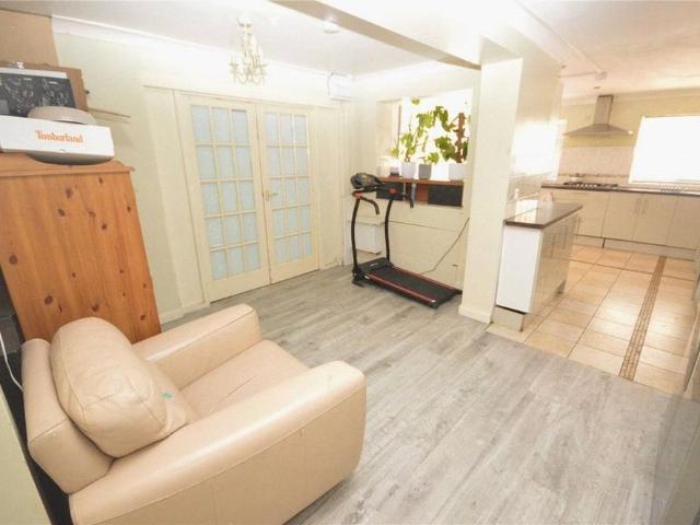 6 bedroom end of terrace house to rent