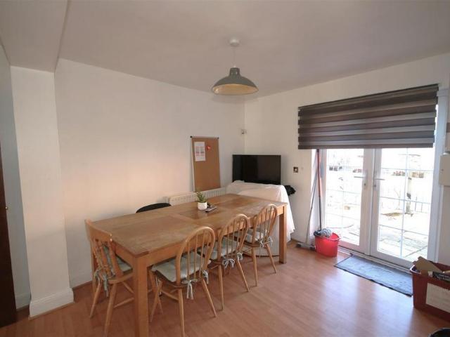 6 bedroom end of terrace house to rent