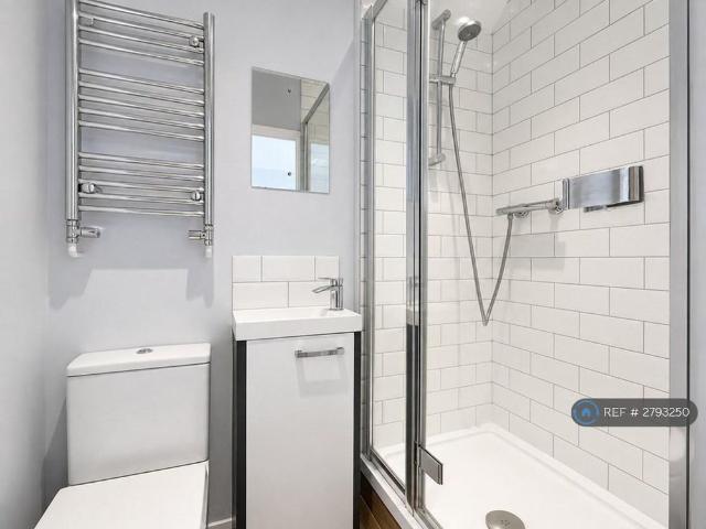 6 bedroom end of terrace house to rent