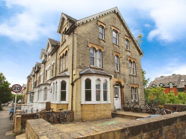 6 bedroom end of terrace house to rent