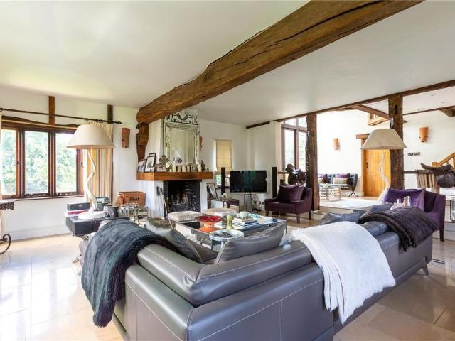6 bedroom end of terrace house to rent