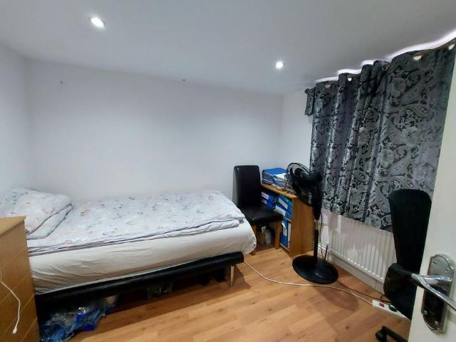 6 bedroom end of terrace house to rent