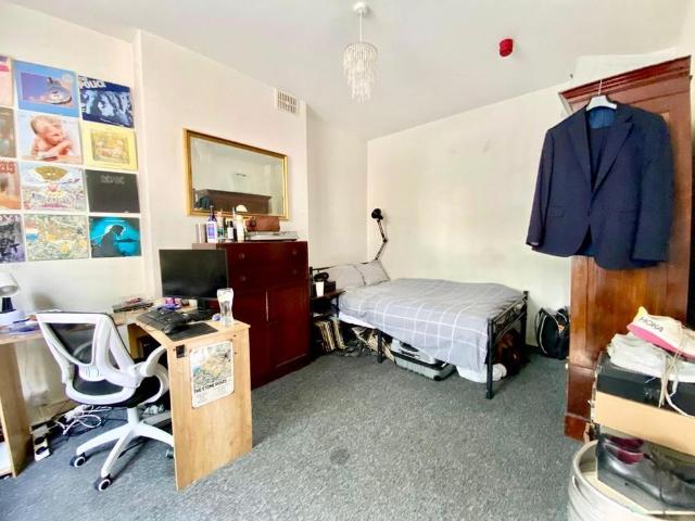 6 bedroom end of terrace house to rent