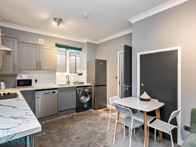 6 bedroom end of terrace house to rent