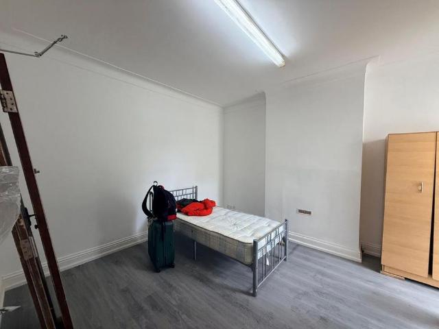 6 bedroom end of terrace house to rent