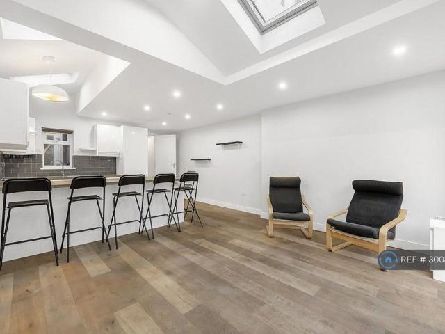 6 bedroom end of terrace house to rent