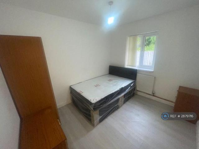 6 bedroom end of terrace house to rent