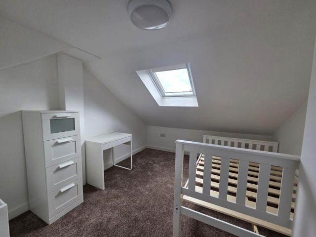 6 bedroom end of terrace house to rent