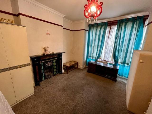 6 bedroom end of terrace house to rent