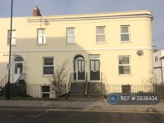 6 bedroom end of terrace house to rent