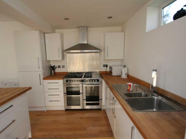 6 bedroom end of terrace house to rent