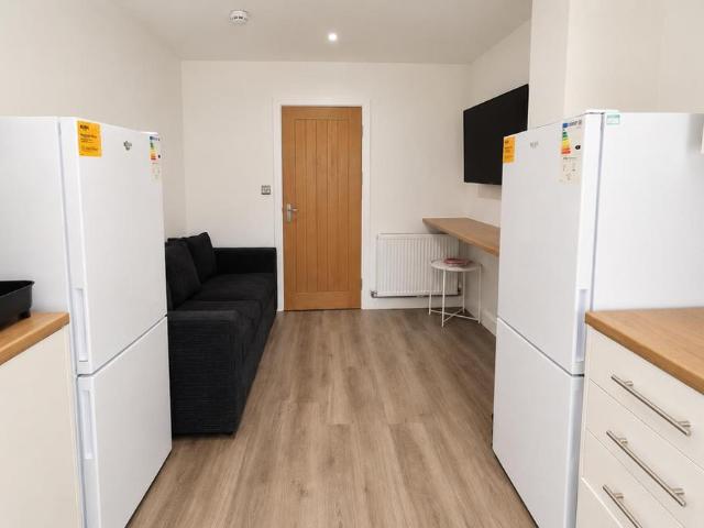6 bedroom end of terrace house to rent