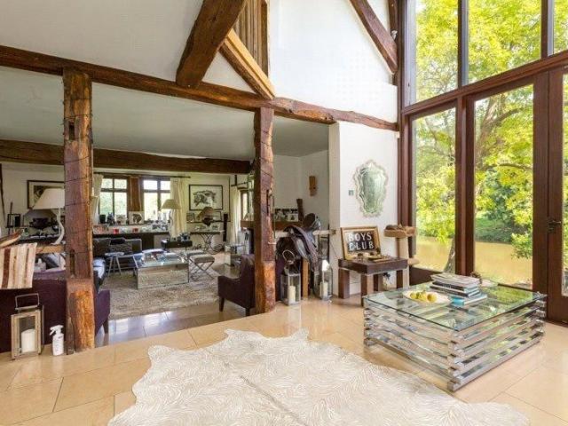 6 bedroom end of terrace house to rent
