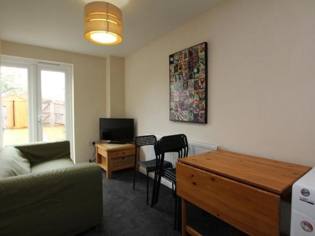 6 bedroom end of terrace house to rent