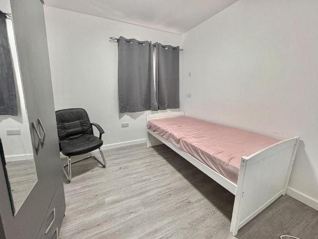 6 bedroom end of terrace house to rent