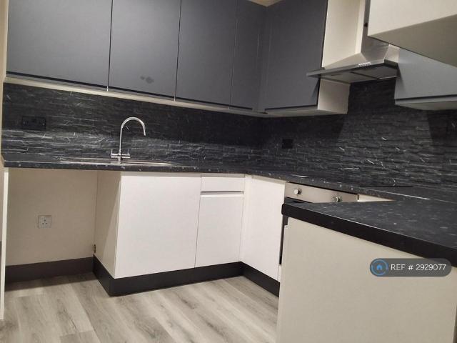6 bedroom end of terrace house to rent