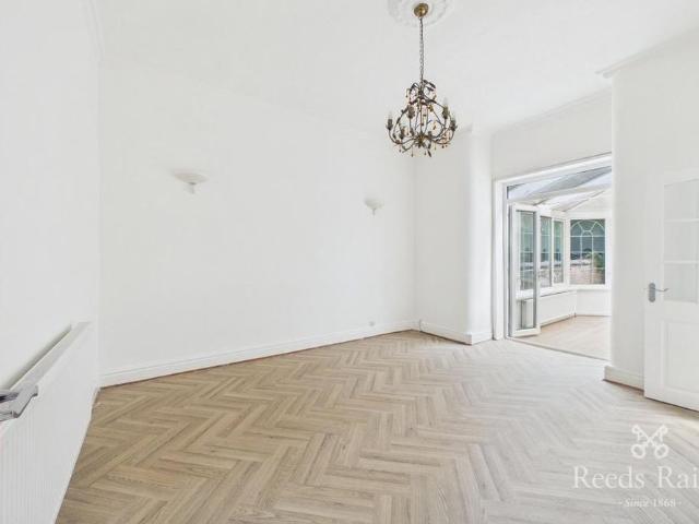 6 bedroom end of terrace house to rent