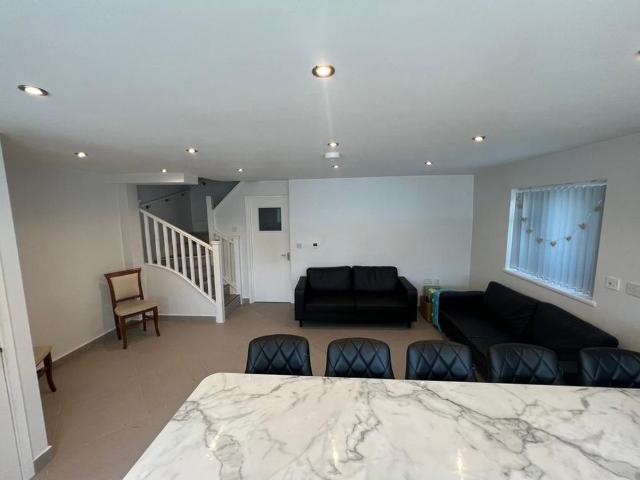 6 bedroom end of terrace house to rent