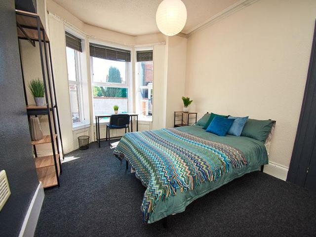 6 bedroom end of terrace house to rent