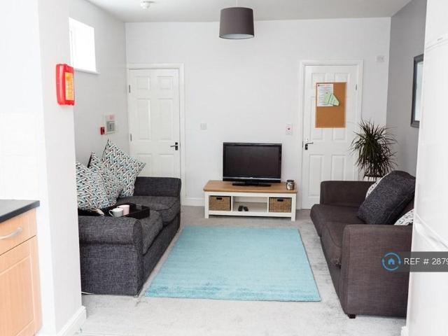 6 bedroom end of terrace house to rent