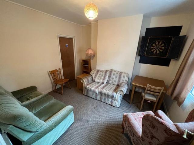 6 bedroom end of terrace house to rent