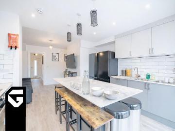 5 bedroom end of terrace house to rent