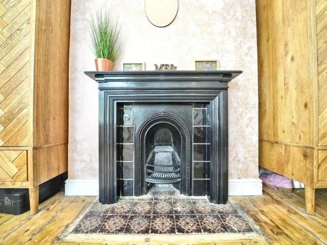 6 bedroom end of terrace house to rent