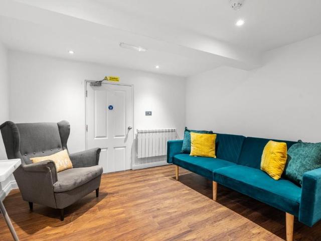 6 bedroom end of terrace house to rent