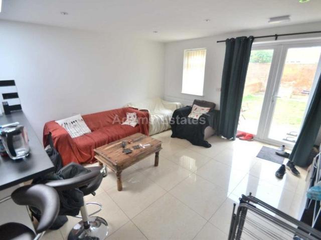 6 bedroom end of terrace house to rent