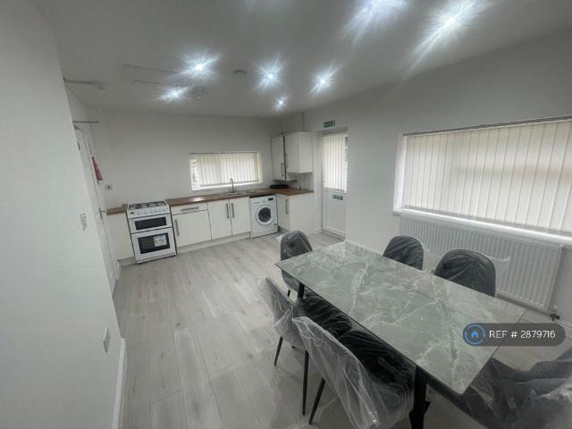 6 bedroom end of terrace house to rent