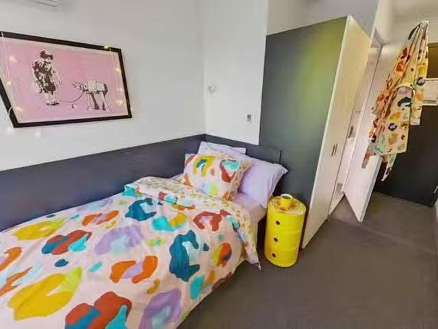 6 Bedroom Ensuite, King Single Bed