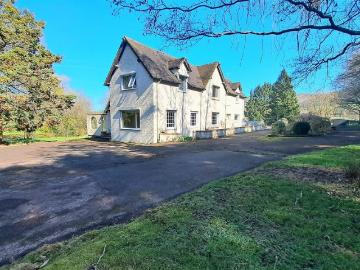 6 bedroom equestrian facility for sale
