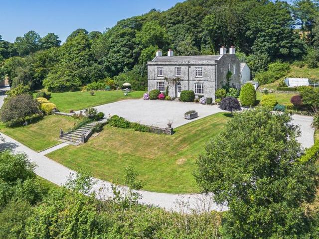 6 bedroom detached house for sale