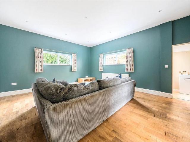6 bedroom equestrian property to rent