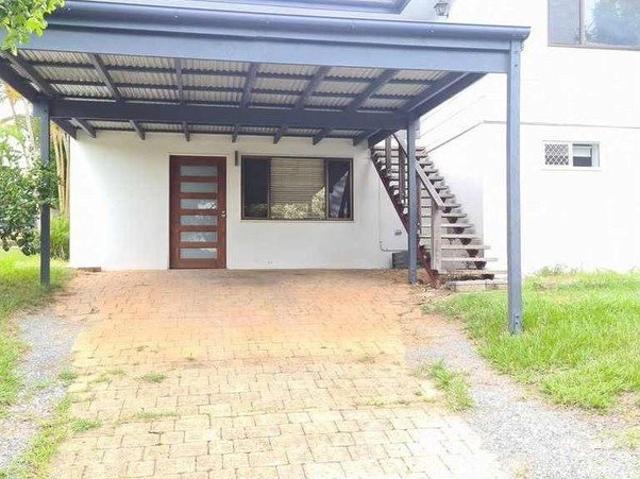 6 Bedroom Family Home with Covered Deck & Balcony!