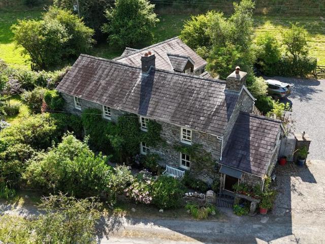 6 bedroom farm house for sale