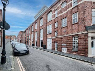 6 Bedroom Flat