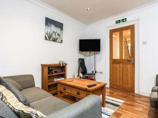 6 bedroom flat to rent