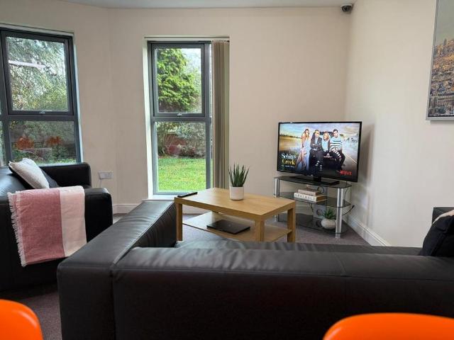 6 bedroom flat to rent