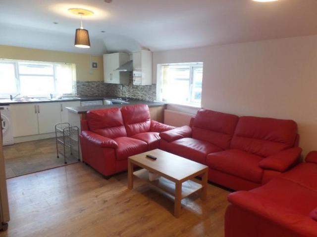 6 bedroom flat to rent