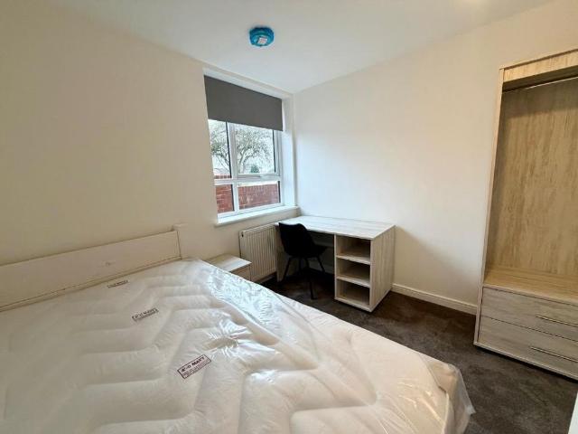 6 bedroom flat to rent