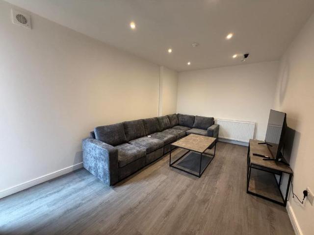 6 bedroom flat to rent